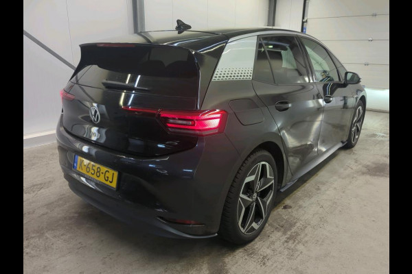 Volkswagen ID.3 First Plus 58 kWh Navigatie Apple Carplay/Android Auto Camera Parkeersensoren Adaptive Cruise Control Full LED Matrix Stoel- en stuurverwarming Lichtmetalen velgen Climate Control
