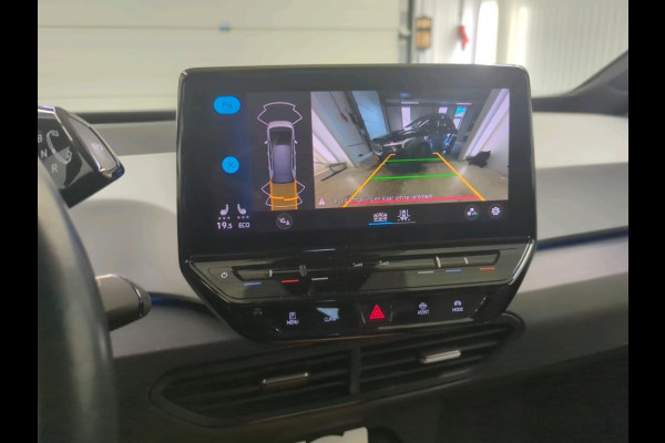 Volkswagen ID.3 First Plus 58 kWh Navigatie Apple Carplay/Android Auto Camera Parkeersensoren Adaptive Cruise Control Full LED Matrix Stoel- en stuurverwarming Lichtmetalen velgen Climate Control