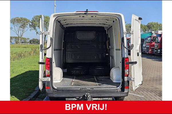 Volkswagen Crafter 35 2.0 TDI L3H2 LED Navi Standkachel Trekhaak PDC Cruise Stoelverwarming Apple Carplay Euro6 140 PK!