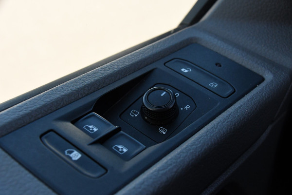 Volkswagen Transporter 2.0 TDI L2H1 32 Bulli Virtual, Adaptieve Cruise, LED, Carplay, Automaat, NAVI, Trekhaak, Sensoren, Uniek!