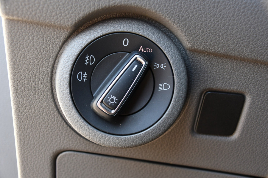 Volkswagen Transporter 2.0 TDI L2H1 30 DC Bulli Virtual, Adaptieve Cruise, 199PK, LED, Electrische deur, Stoelverwarming, Trekhaak, Uniek!