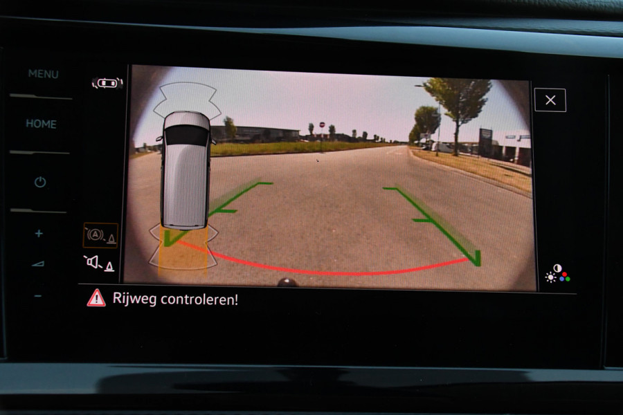 Volkswagen Transporter 2.0 TDI L2H1 30 DC Bulli Virtual, Adaptieve Cruise, 199PK, LED, Electrische deur, Stoelverwarming, Trekhaak, Uniek!