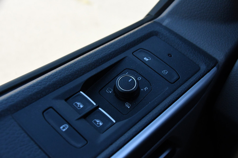 Volkswagen Transporter 2.0 TDI L2H1 30 DC Bulli Virtual, Adaptieve Cruise, 199PK, LED, Electrische deur, Stoelverwarming, Trekhaak, Uniek!