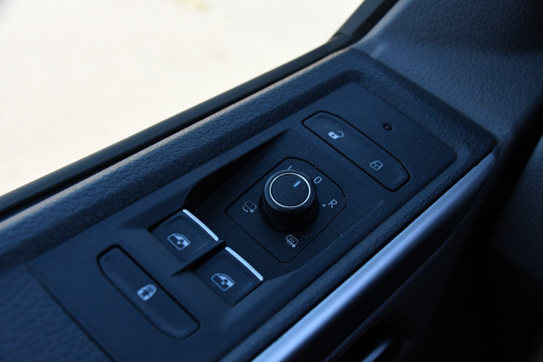 Volkswagen Transporter 2.0 TDI L2H1 30 DC Bulli Virtual, Adaptieve Cruise, 199PK, LED, Electrische deur, Stoelverwarming, Trekhaak, Uniek!