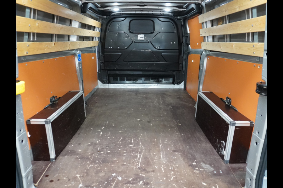 Ford Transit Custom 300 2.0TDCI 130PK AUTOMAAT L2H1 3-Persoons Trekhaak Camera Cruise Control DAB Pdc Trend Schuifdeur Betonplex vloer Lat om Lat Wandbetimmering 1.750KG Trekgewicht Euro 6
