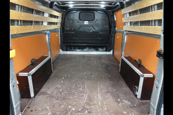 Ford Transit Custom 300 2.0TDCI 130PK AUTOMAAT L2H1 3-Persoons Trekhaak Camera Cruise Control DAB Pdc Trend Schuifdeur Betonplex vloer Lat om Lat Wandbetimmering 1.750KG Trekgewicht Euro 6