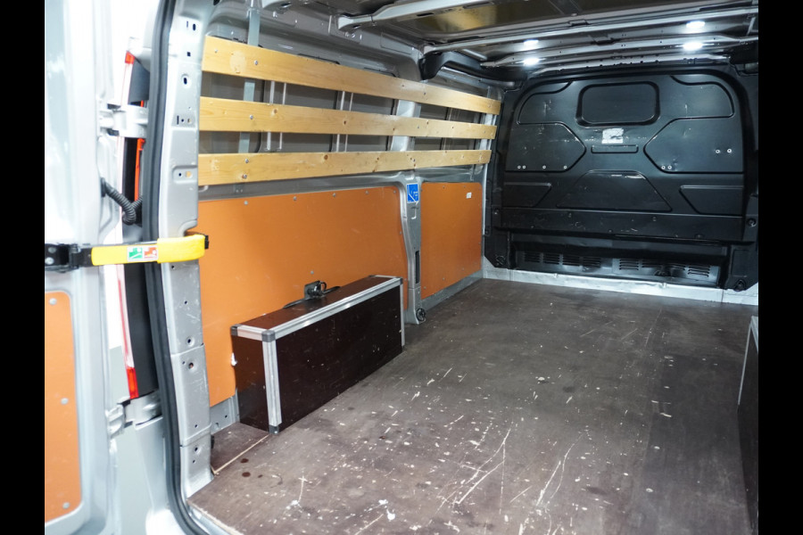 Ford Transit Custom 300 2.0TDCI 130PK AUTOMAAT L2H1 3-Persoons Trekhaak Camera Cruise Control DAB Pdc Trend Schuifdeur Betonplex vloer Lat om Lat Wandbetimmering 1.750KG Trekgewicht Euro 6