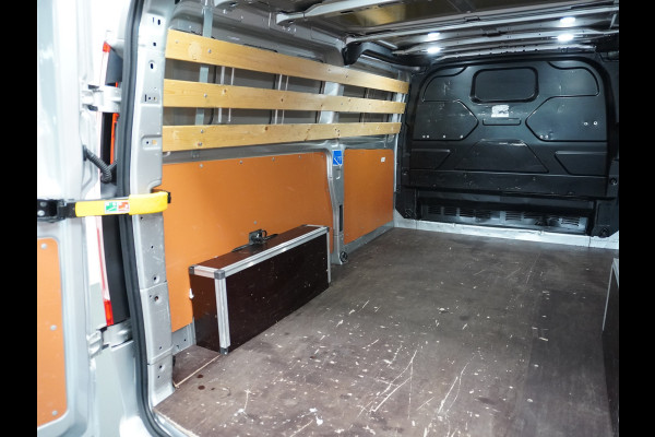 Ford Transit Custom 300 2.0TDCI 130PK AUTOMAAT L2H1 3-Persoons Trekhaak Camera Cruise Control DAB Pdc Trend Schuifdeur Betonplex vloer Lat om Lat Wandbetimmering 1.750KG Trekgewicht Euro 6