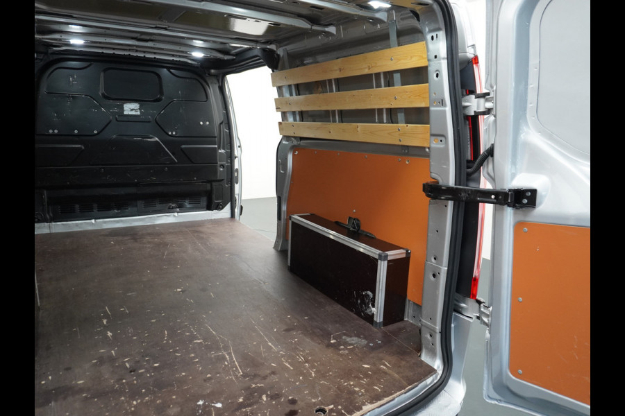 Ford Transit Custom 300 2.0TDCI 130PK AUTOMAAT L2H1 3-Persoons Trekhaak Camera Cruise Control DAB Pdc Trend Schuifdeur Betonplex vloer Lat om Lat Wandbetimmering 1.750KG Trekgewicht Euro 6