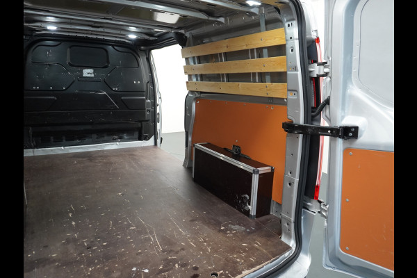 Ford Transit Custom 300 2.0TDCI 130PK AUTOMAAT L2H1 3-Persoons Trekhaak Camera Cruise Control DAB Pdc Trend Schuifdeur Betonplex vloer Lat om Lat Wandbetimmering 1.750KG Trekgewicht Euro 6