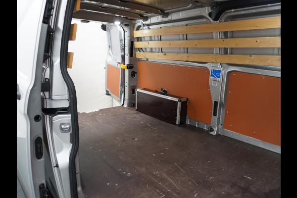 Ford Transit Custom 300 2.0TDCI 130PK AUTOMAAT L2H1 3-Persoons Trekhaak Camera Cruise Control DAB Pdc Trend Schuifdeur Betonplex vloer Lat om Lat Wandbetimmering 1.750KG Trekgewicht Euro 6