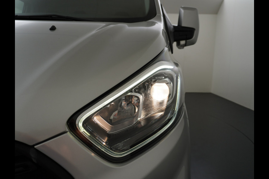 Ford Transit Custom 300 2.0TDCI 130PK AUTOMAAT L2H1 3-Persoons Trekhaak Camera Cruise Control DAB Pdc Trend Schuifdeur Betonplex vloer Lat om Lat Wandbetimmering 1.750KG Trekgewicht Euro 6