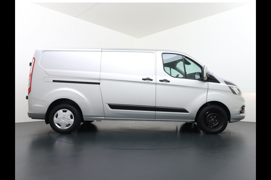 Ford Transit Custom 300 2.0TDCI 130PK AUTOMAAT L2H1 3-Persoons Trekhaak Camera Cruise Control DAB Pdc Trend Schuifdeur Betonplex vloer Lat om Lat Wandbetimmering 1.750KG Trekgewicht Euro 6