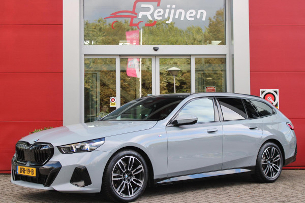 BMW 5 Serie Touring 520i | M-SPORT INTERIEUR / EXTERIEUR | MULTIFUNCTIONELE SPORTSTOELEN, VOLLEDIG ELEKTRISCH MET GEHEUGEN | VOORSTOELEN VERWARMD / GEVENTILEERD | ACHTERBANK VERWARMD | HALF LEDER / HALF ALCANTARA BEKLEDING | GLAZEN PANORAMA DAK | HARMAN KARDON PREMIUM AUDIO | APPLE CARPLAY / ANDROID AUTO | EXTRA GETINT GLAS ACHTER | GECOMBINEERD RADAR- CAMERA SYSTEEM | NAVIGATIE |