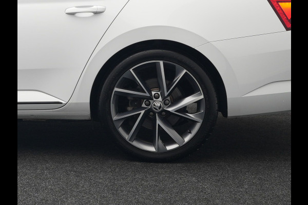 Škoda Superb Combi 1.4 TSI iV Sportline Business Plug In Hybrid 218pk Dealer O.H PHEV | Adaptive Cruise | Alcantara Sportstoelen Memory & Verwarmd | Apple Carplay | Sfeerverlichting | Keyless | Blis | Camera | Virtual | Navigatie | DAB |