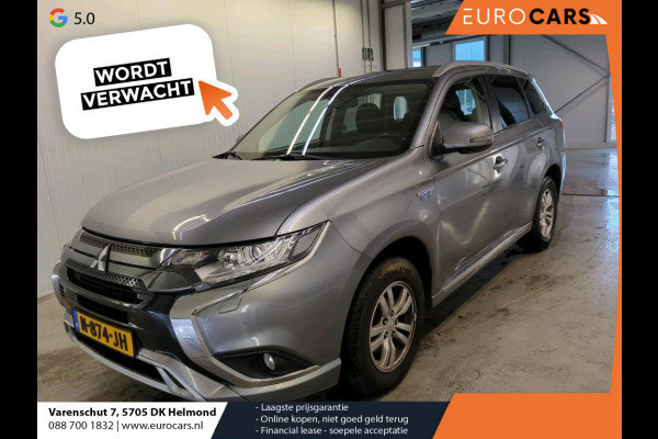 Mitsubishi Outlander 2.4 PHEV 165kW Pure Auto. Trekhaak Navigatie Apple Carplay/Android Auto Camera Parkeersensoren Cruise Control Stoelverwarming Climate Control Lichtmetalen velgen Getinte ramen