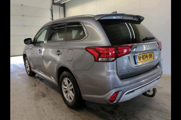 Mitsubishi Outlander 2.4 PHEV 165kW Pure Auto. Trekhaak Navigatie Apple Carplay/Android Auto Camera Parkeersensoren Cruise Control Stoelverwarming Climate Control Lichtmetalen velgen Getinte ramen