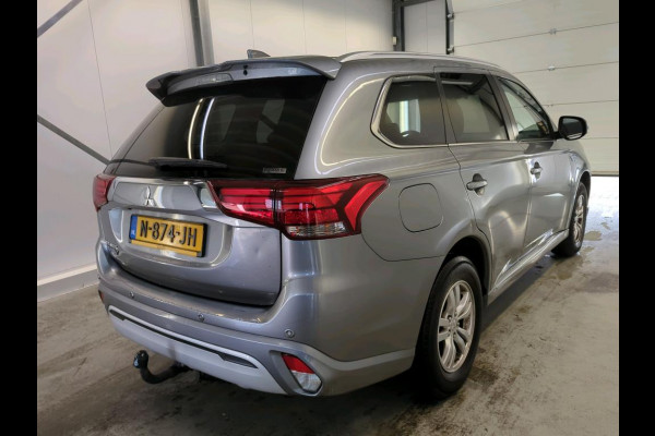 Mitsubishi Outlander 2.4 PHEV 165kW Pure Auto. Trekhaak Navigatie Apple Carplay/Android Auto Camera Parkeersensoren Cruise Control Stoelverwarming Climate Control Lichtmetalen velgen Getinte ramen