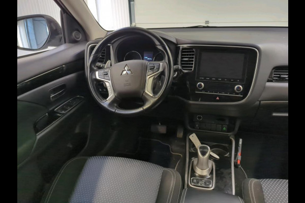 Mitsubishi Outlander 2.4 PHEV 165kW Pure Auto. Trekhaak Navigatie Apple Carplay/Android Auto Camera Parkeersensoren Cruise Control Stoelverwarming Climate Control Lichtmetalen velgen Getinte ramen