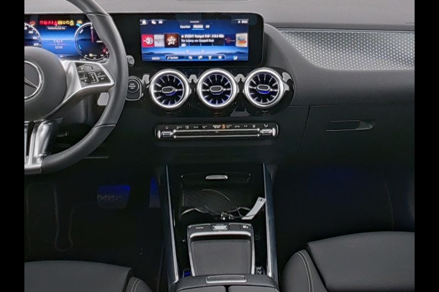 Mercedes-Benz GLA 250 e Plug-In Hybride Panorama Schuif-Kanteldak | Dodehoekassist | Memory Voorstoelen | Sfeerverlichting | 11 kW Laden | Stuur en Stoelverwarming. Inclusief 24 maanden MB Certified garantie voor Europa.