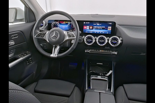 Mercedes-Benz GLA 250 e Plug-In Hybride Panorama Schuif-Kanteldak | Dodehoekassist | Memory Voorstoelen | Sfeerverlichting | 11 kW Laden | Stuur en Stoelverwarming. Inclusief 24 maanden MB Certified garantie voor Europa.