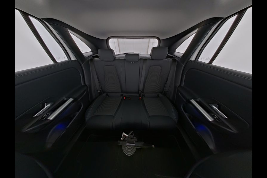 Mercedes-Benz GLA 250 e Plug-In Hybride Panorama Schuif-Kanteldak | Dodehoekassist | Memory Voorstoelen | Sfeerverlichting | 11 kW Laden | Stuur en Stoelverwarming. Inclusief 24 maanden MB Certified garantie voor Europa.