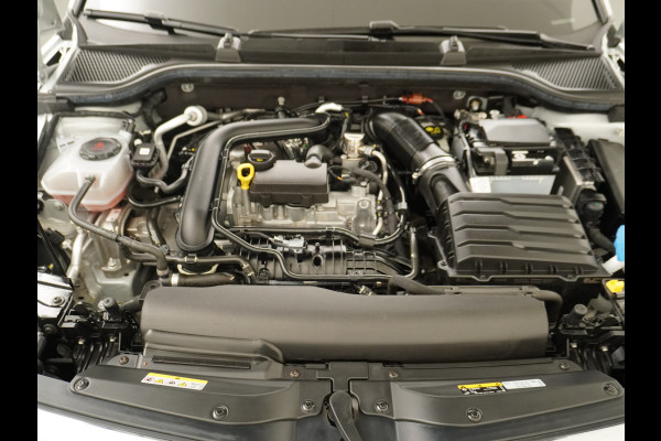 Škoda Kamiq T 111pk Apple Carplay Android-Navi Pdc DAB App-Connect CruiseControl Smartlink Usb Ecc Dakrails Led Lane/Front-Assist Isofix Dab VerwarmdeSpiegels Aut.Verlichting VerstelbareStoelen/Stuur 16''LM NL-auto Hoge Instap Ambition 1.0 TSI