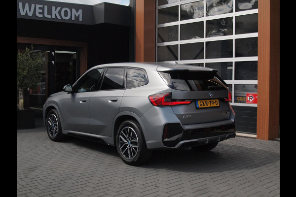 BMW iX1 eDrive20 67 kWh | M-Pakket | NL-Auto | Innovation Pack | BMW Individual Frozen Pure Grey |