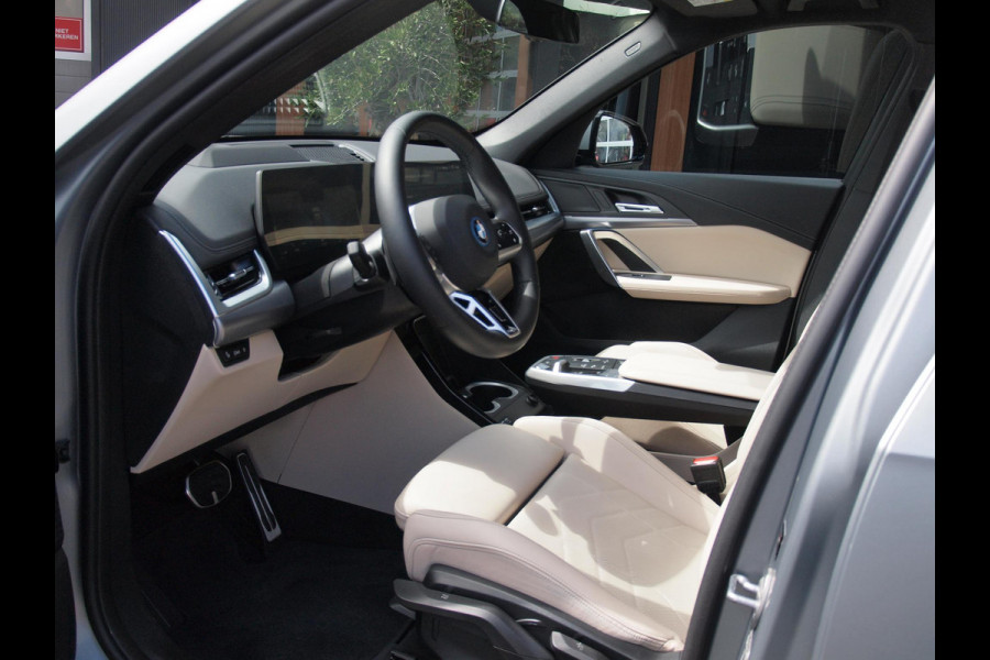 BMW iX1 eDrive20 67 kWh | M-Pakket | NL-Auto | Innovation Pack | BMW Individual Frozen Pure Grey |