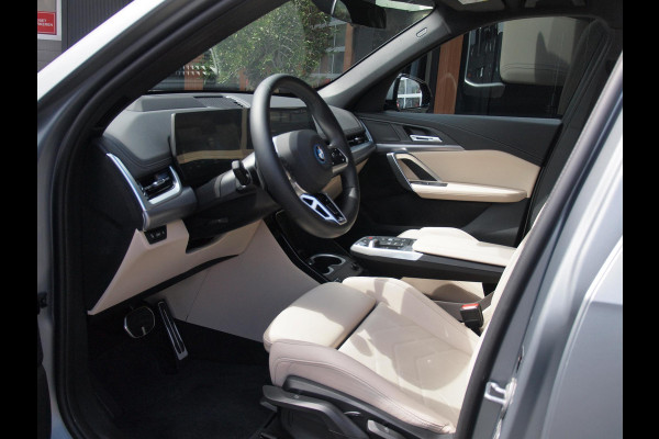 BMW iX1 eDrive20 67 kWh | M-Pakket | NL-Auto | Innovation Pack | BMW Individual Frozen Pure Grey |