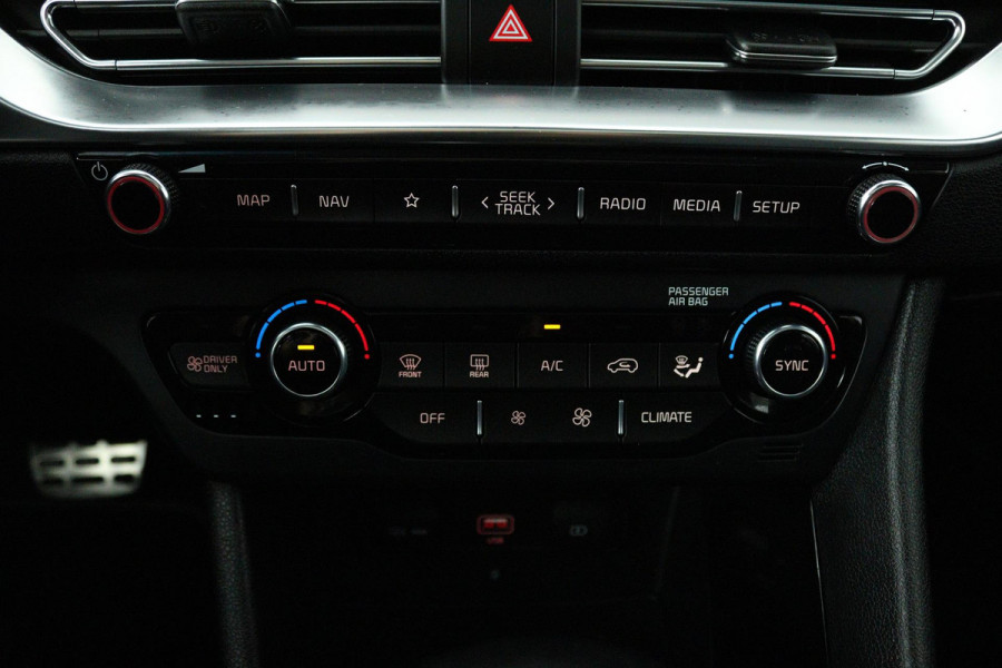 Kia Niro 1.6 GDi Hybrid ExecutiveLine (PANORAMADAK, TREKHAAK AFNEEMBAAR, JBL SOUND, STOELKOELING/VERWARMING, DEALER ONDERHOUDEN)
