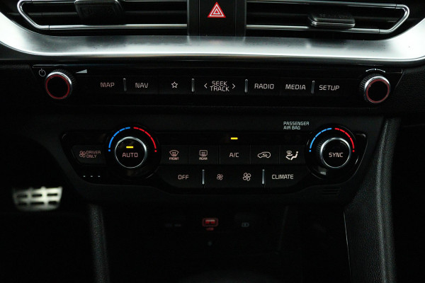 Kia Niro 1.6 GDi Hybrid ExecutiveLine (PANORAMADAK, TREKHAAK AFNEEMBAAR, JBL SOUND, STOELKOELING/VERWARMING, DEALER ONDERHOUDEN)