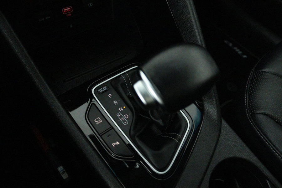 Kia Niro 1.6 GDi Hybrid ExecutiveLine (PANORAMADAK, TREKHAAK AFNEEMBAAR, JBL SOUND, STOELKOELING/VERWARMING, DEALER ONDERHOUDEN)