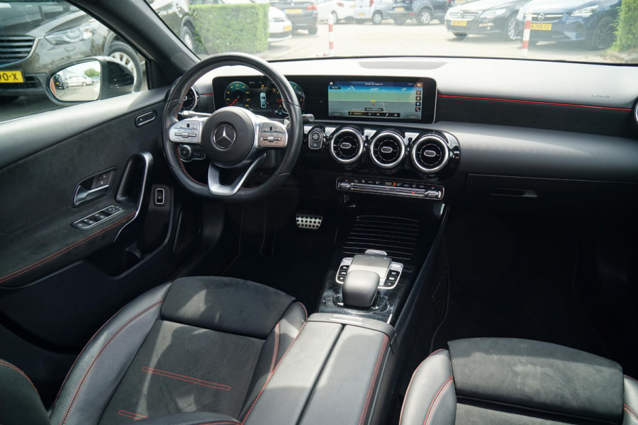 Mercedes-Benz A-Klasse 180 AMG Line + SCHUIFDAK / CAMERA / NIGHTPAKKET / WIDESCREEN / CARPLAY Mercedes-Benz A-Klasse 180 AMG Line + SCHUIFDAK / CAMERA / NIGHTPAKKET / WIDESCREEN / CARPLAY