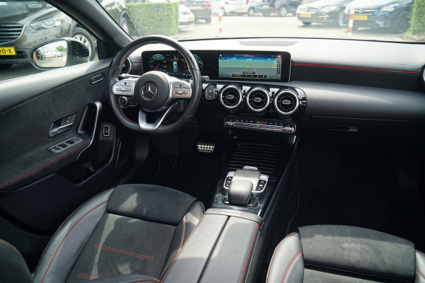 Mercedes-Benz A-Klasse 180 AMG Line + SCHUIFDAK / CAMERA / NIGHTPAKKET / WIDESCREEN / CARPLAY Mercedes-Benz A-Klasse 180 AMG Line + SCHUIFDAK / CAMERA / NIGHTPAKKET / WIDESCREEN / CARPLAY