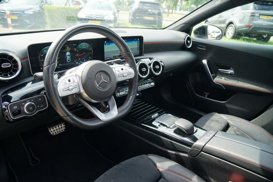 Mercedes-Benz A-Klasse 180 AMG Line + SCHUIFDAK / CAMERA / NIGHTPAKKET / WIDESCREEN / CARPLAY Mercedes-Benz A-Klasse 180 AMG Line + SCHUIFDAK / CAMERA / NIGHTPAKKET / WIDESCREEN / CARPLAY