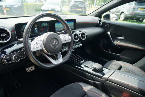 Mercedes-Benz A-Klasse 180 AMG Line + SCHUIFDAK / CAMERA / NIGHTPAKKET / WIDESCREEN / CARPLAY Mercedes-Benz A-Klasse 180 AMG Line + SCHUIFDAK / CAMERA / NIGHTPAKKET / WIDESCREEN / CARPLAY