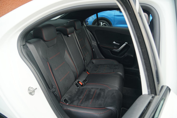Mercedes-Benz A-Klasse 180 AMG Line + SCHUIFDAK / CAMERA / NIGHTPAKKET / WIDESCREEN / CARPLAY Mercedes-Benz A-Klasse 180 AMG Line + SCHUIFDAK / CAMERA / NIGHTPAKKET / WIDESCREEN / CARPLAY