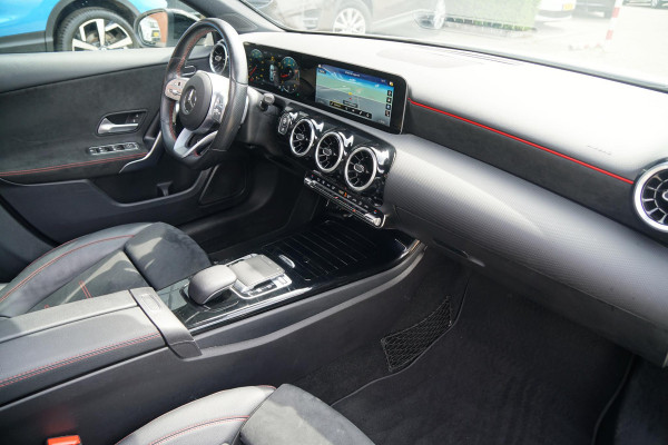 Mercedes-Benz A-Klasse 180 AMG Line + SCHUIFDAK / CAMERA / NIGHTPAKKET / WIDESCREEN / CARPLAY Mercedes-Benz A-Klasse 180 AMG Line + SCHUIFDAK / CAMERA / NIGHTPAKKET / WIDESCREEN / CARPLAY