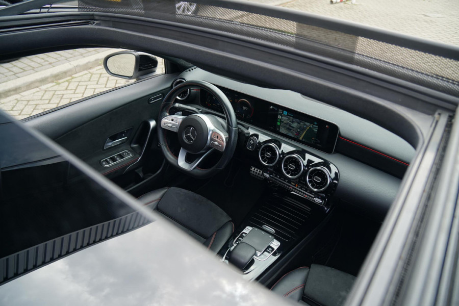 Mercedes-Benz A-Klasse 180 AMG Line + SCHUIFDAK / CAMERA / NIGHTPAKKET / WIDESCREEN / CARPLAY Mercedes-Benz A-Klasse 180 AMG Line + SCHUIFDAK / CAMERA / NIGHTPAKKET / WIDESCREEN / CARPLAY
