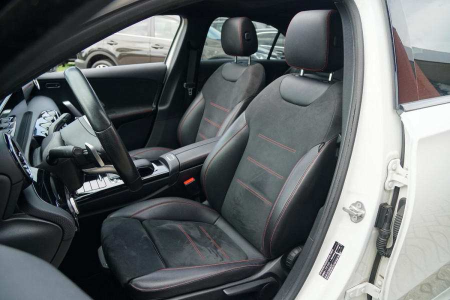 Mercedes-Benz A-Klasse 180 AMG Line + SCHUIFDAK / CAMERA / NIGHTPAKKET / WIDESCREEN / CARPLAY Mercedes-Benz A-Klasse 180 AMG Line + SCHUIFDAK / CAMERA / NIGHTPAKKET / WIDESCREEN / CARPLAY