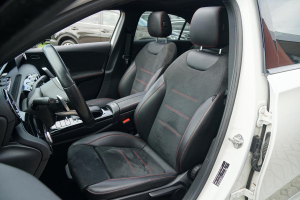 Mercedes-Benz A-Klasse 180 AMG Line + SCHUIFDAK / CAMERA / NIGHTPAKKET / WIDESCREEN / CARPLAY Mercedes-Benz A-Klasse 180 AMG Line + SCHUIFDAK / CAMERA / NIGHTPAKKET / WIDESCREEN / CARPLAY