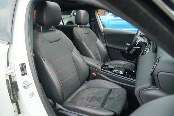 Mercedes-Benz A-Klasse 180 AMG Line + SCHUIFDAK / CAMERA / NIGHTPAKKET / WIDESCREEN / CARPLAY Mercedes-Benz A-Klasse 180 AMG Line + SCHUIFDAK / CAMERA / NIGHTPAKKET / WIDESCREEN / CARPLAY