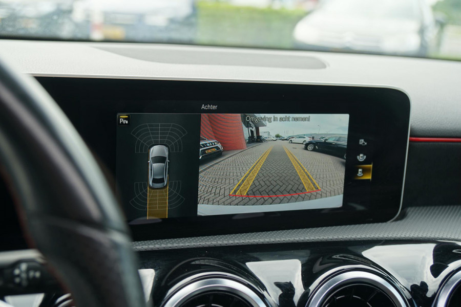 Mercedes-Benz A-Klasse 180 AMG Line + SCHUIFDAK / CAMERA / NIGHTPAKKET / WIDESCREEN / CARPLAY Mercedes-Benz A-Klasse 180 AMG Line + SCHUIFDAK / CAMERA / NIGHTPAKKET / WIDESCREEN / CARPLAY