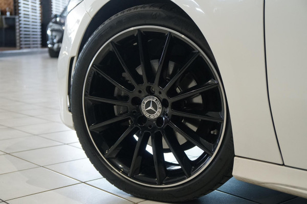 Mercedes-Benz A-Klasse 180 AMG Line + SCHUIFDAK / CAMERA / NIGHTPAKKET / WIDESCREEN / CARPLAY Mercedes-Benz A-Klasse 180 AMG Line + SCHUIFDAK / CAMERA / NIGHTPAKKET / WIDESCREEN / CARPLAY