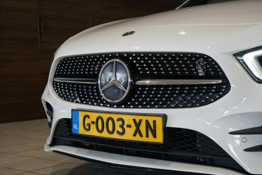 Mercedes-Benz A-Klasse 180 AMG Line + SCHUIFDAK / CAMERA / NIGHTPAKKET / WIDESCREEN / CARPLAY Mercedes-Benz A-Klasse 180 AMG Line + SCHUIFDAK / CAMERA / NIGHTPAKKET / WIDESCREEN / CARPLAY