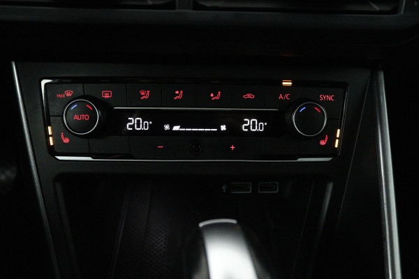 Volkswagen Polo 1.0 TSI Highline Business R Automaat (PANORAMADAK, VIRTUAL, CARPLAY, CAMERA, STOELVERWARMING, GOED ONDERHOUDEN)
