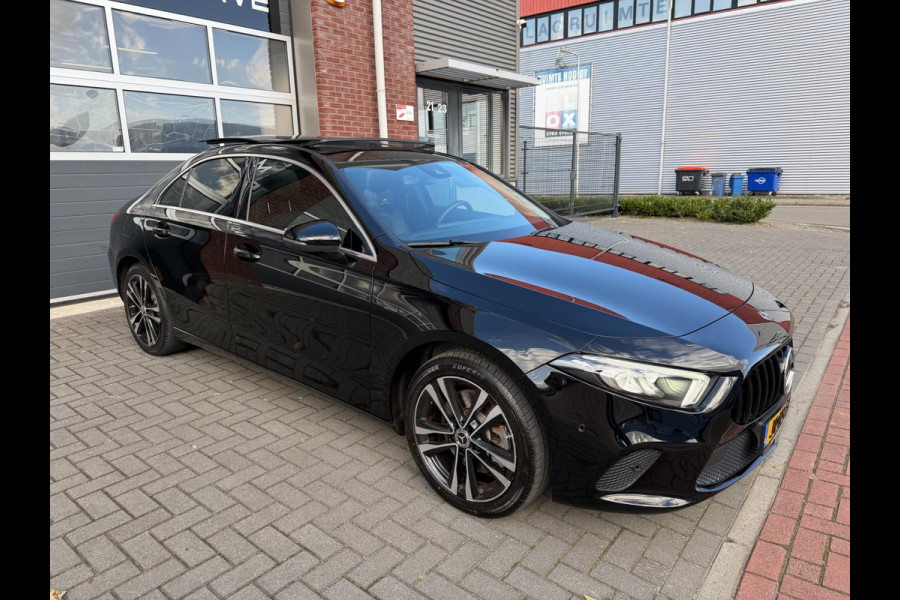 Mercedes-Benz A250e Limo Widescreen LED Pano Sfeer Carplay
