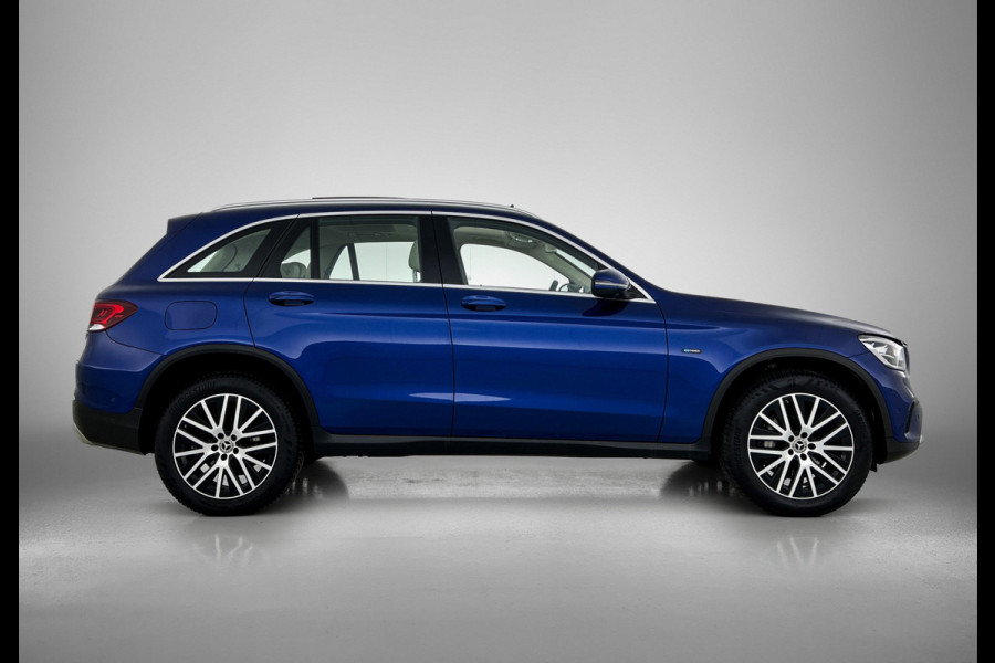 Mercedes-Benz GLC 300e 4MATIC Business Solution Luxury Panoramadak| Lichtmetalen velgen | Elect. bed. voorstoelen met Memory | Trekhaak | Parking support met camera achter | Inclusief 24 maanden Mercedes-Benz Certified garantie voor Europa