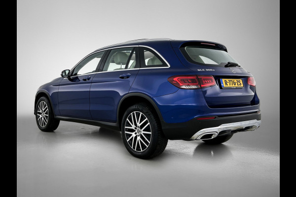 Mercedes-Benz GLC 300e 4MATIC Business Solution Luxury Panoramadak| Lichtmetalen velgen | Elect. bed. voorstoelen met Memory | Trekhaak | Parking support met camera achter | Inclusief 24 maanden Mercedes-Benz Certified garantie voor Europa